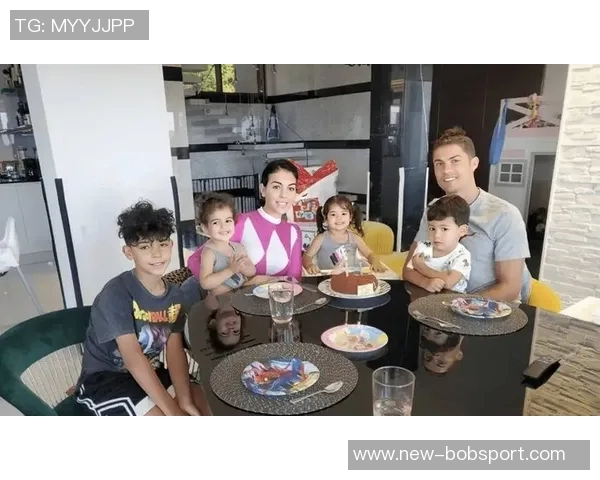 乔治娜分享迷你罗在U16国家队夺冠庆祝瞬间感慨妈妈为你感到无比骄傲 乔治娜分享迷你罗在U16国家队夺冠庆祝瞬间感慨妈妈为你感到无比骄傲