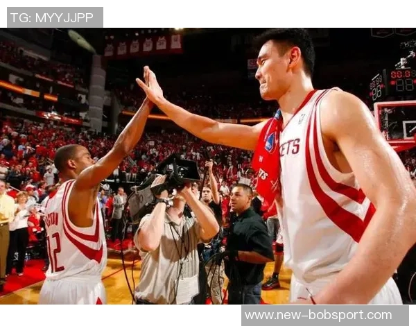 姚明与街球王阿尔斯通重聚合影引发球迷回忆与热议 姚明与街球王阿尔斯通重聚合影引发球迷回忆与热议