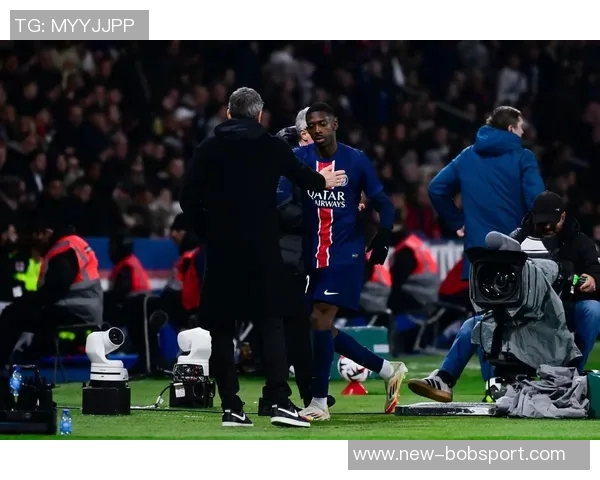 巴黎圣日耳曼全新2025-26赛季第四球衣发布尽显优雅与时尚魅力